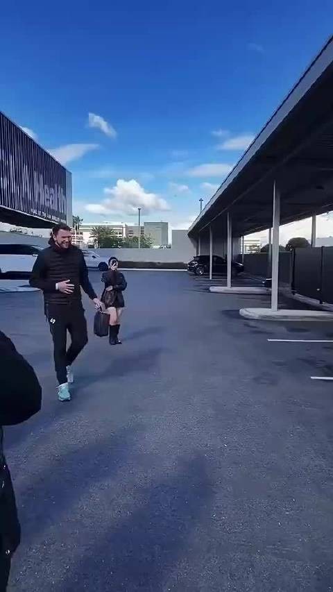 卢卡和狗爷一起欣赏新车!不得不说真是太酷了