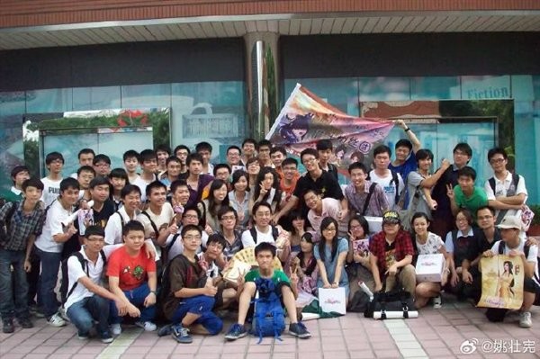 值得一提的是，仙剑奇侠传官方微博今天发布了仙剑首部原创真人剧《仙剑染归尘》概念海报。