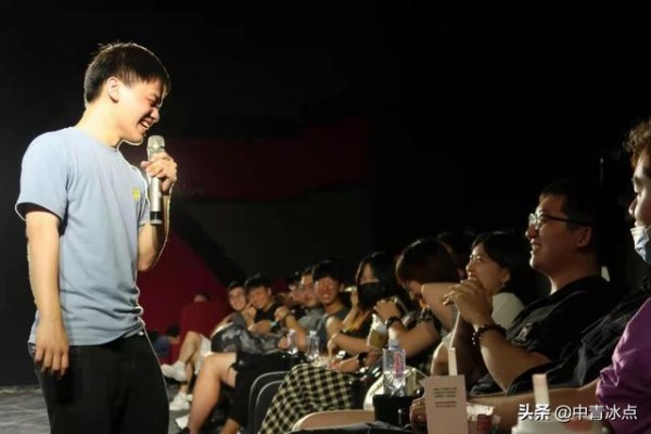 出生时大脑缺氧,上学时遭受暴力,脱口秀演员小佳走红背后——用“逗你笑”与命运和解