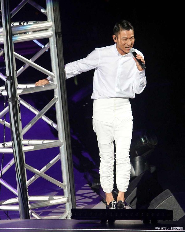 刘德华：从“童星”到“天王”的传奇人生，永远的香港之光