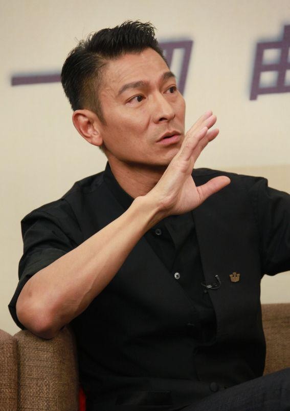 著名演员刘德华人品引争议，费心费力办演唱会，却被批疯狂敛财！