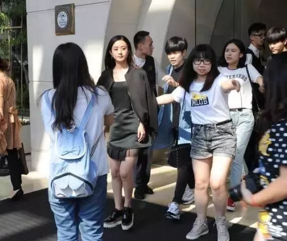 赵丽颖上了富豪榜,却被无数人吐槽,真相好令人心碎…