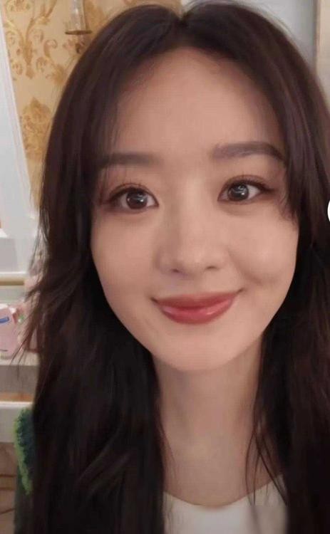 自媒体干货珍藏：赵丽颖新剧备受瞩目，妆容细节引热议，央视背书再添期待
近日，赵丽颖主演的新剧正式宣布定档，再度成为影视圈关注的焦点。这位才华横溢的演员，以其独特的魅力和精湛的演技，一直深受观众喜爱。而在这次的新剧中，赵丽颖的亮相更是令人惊艳，尤其是那独特的簪花造型，完美展现了她的古典美。
不过，随着新剧曝光，观众们对赵丽颖的妆容和配音细节提出了一些建议。他们希望妆容能够更加贴合角色设定，凸显角色的...