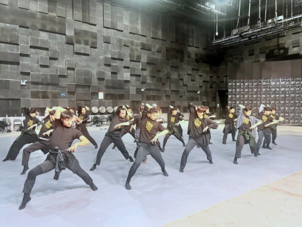 眉山歌舞剧院演员在彩排春晚节目。