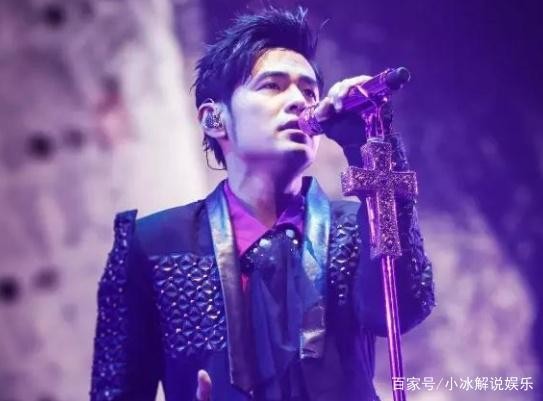 他长相帅气唱歌好听，被称为“亚洲天王”，受到很多人的追捧