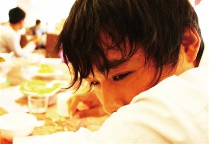 全国最红的草根微博明星之一 作业本玩在青岛