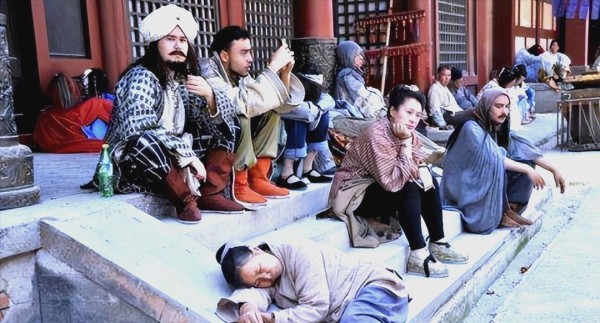 影视行业寒冬：演员收入锐减与职业路径转型探索