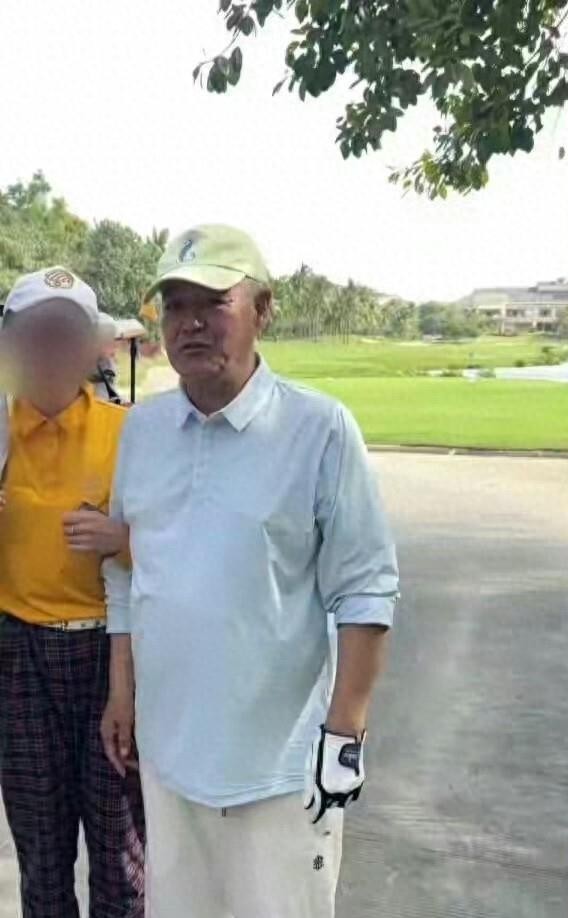 68岁赵本山在海南打高尔夫尽显情商，41岁贾乃亮低调现身！​