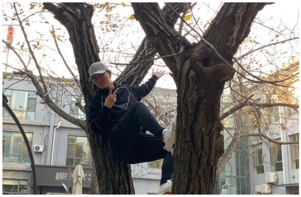 贾乃亮晒近照,调皮的亮又回来了,网友:又回到了以前2的状态!