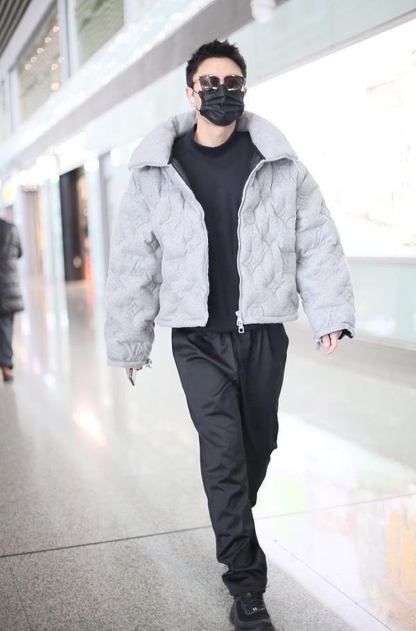 状态不错!贾乃亮离婚后现身机场衣品回升,穿蓬松棉服不显臃肿