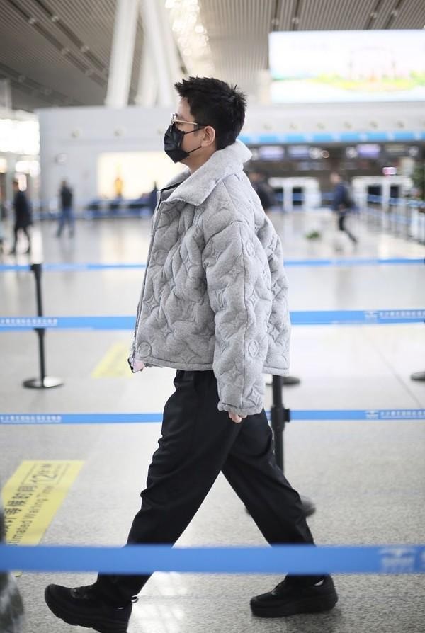状态不错!贾乃亮离婚后现身机场衣品回升,穿蓬松棉服不显臃肿