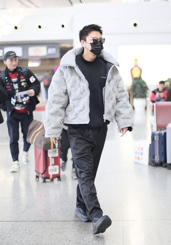 状态不错!贾乃亮离婚后现身机场衣品回升,穿蓬松棉服不显臃肿