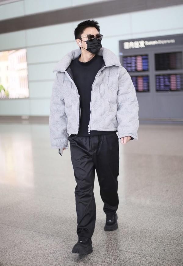 状态不错!贾乃亮离婚后现身机场衣品回升,穿蓬松棉服不显臃肿