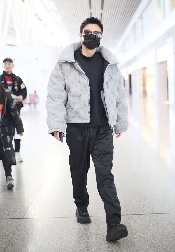 状态不错!贾乃亮离婚后现身机场衣品回升,穿蓬松棉服不显臃肿