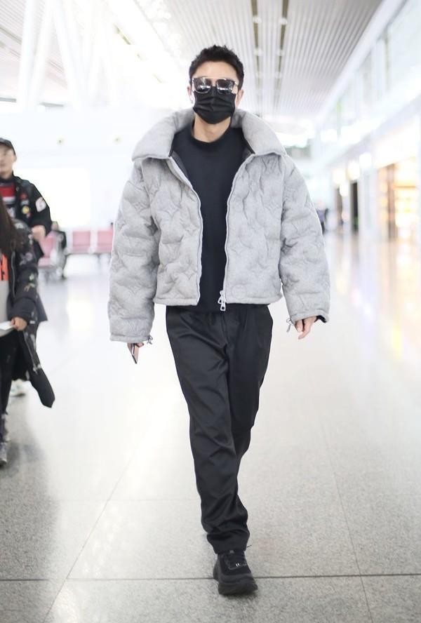 状态不错!贾乃亮离婚后现身机场衣品回升,穿蓬松棉服不显臃肿