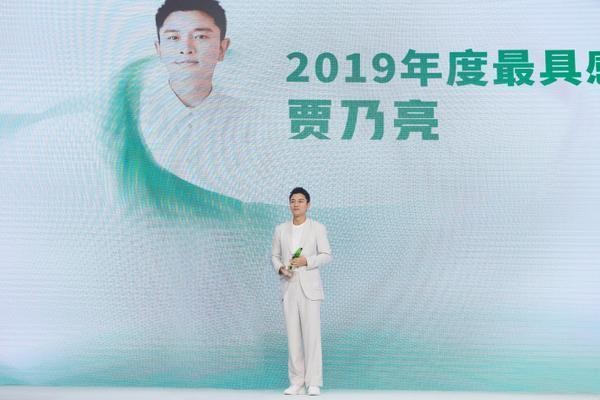 状态不错!贾乃亮离婚后现身机场衣品回升,穿蓬松棉服不显臃肿