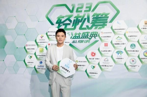 状态不错!贾乃亮离婚后现身机场衣品回升,穿蓬松棉服不显臃肿