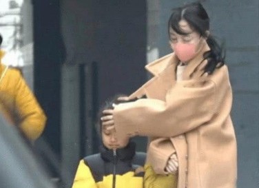 贾乃亮近况曝出，甜馨李小璐不在身边，独自现身街头？