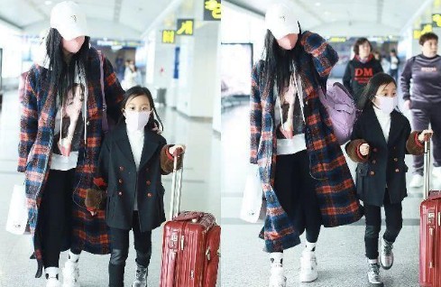 贾乃亮近况曝出，甜馨李小璐不在身边，独自现身街头？