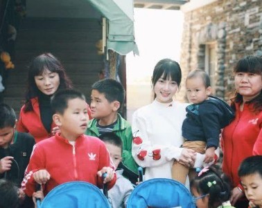 贾乃亮近况曝出，甜馨李小璐不在身边，独自现身街头？