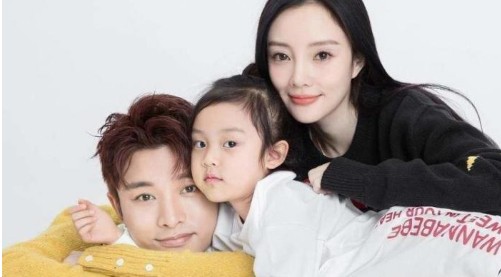 贾乃亮近况曝出，甜馨李小璐不在身边，独自现身街头？