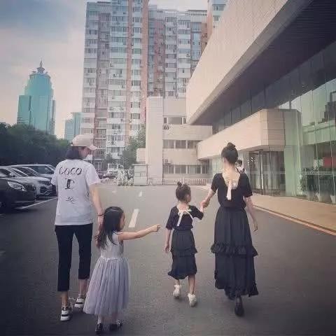 李小璐贾乃亮近况被爆，两人差距太大，网友：终于知道谁狠心了