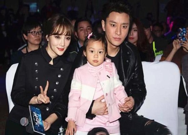 贾乃亮近况如何曝光 这次穿情侣装了,旁边竟然不是李小璐!