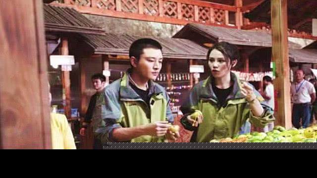 许久不见的贾乃亮,这次穿情侣装了,旁边竟然不是李小璐