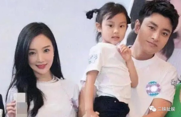 夜宿门成离婚导火索，贾乃亮李小璐疑复合，一家三口同游滑雪场