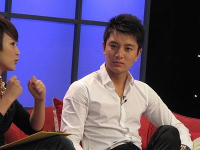 贾乃亮细心聆听