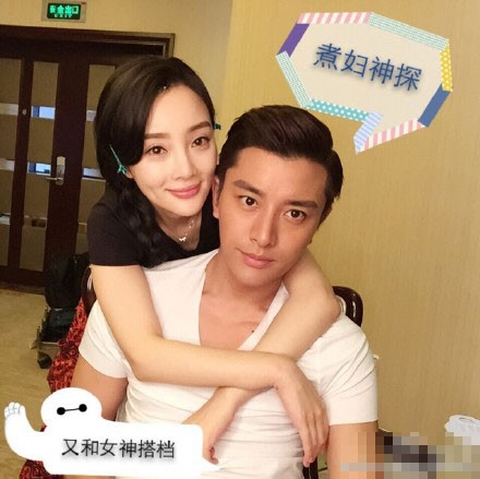 李小璐夫妻亲密照曝光 辣妈穿紧身衣趴老公身上