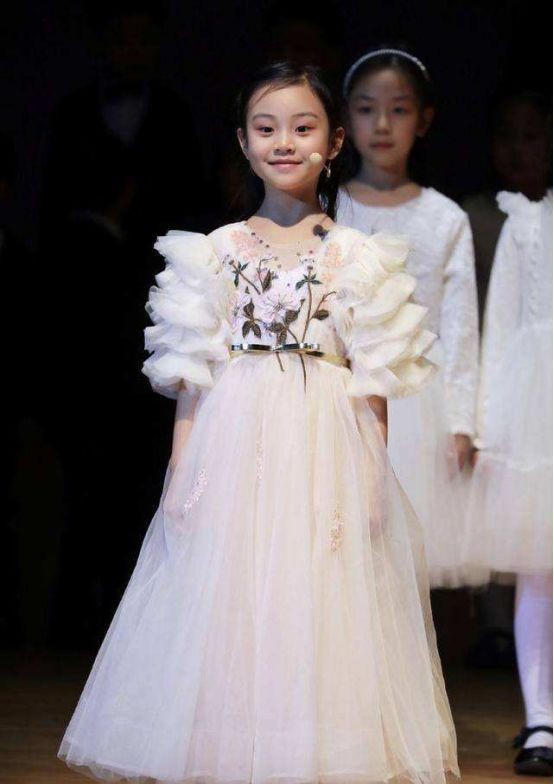 李小璐与贾乃亮离婚后，首次晒出亲密合影，网友：果然不出所料