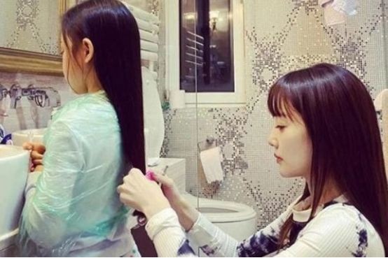 李小璐与贾乃亮离婚后，首次晒出亲密合影，网友：果然不出所料