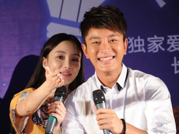 小粉开车常识：李小璐和贾乃亮又有新动态啦。
娱乐圈的风云变幻总是令人瞩目，而李小璐和贾乃亮这对明星夫妻的故事更是吸引了无数目光。近日，一则关于李小璐怀有双胞胎的消息在网上引发热议，让这对夫妻再次成为公众关注的焦点。
在喜讯传来的同时，两人的婚姻状况却像一个难解的谜题。尽管即将迎来新生命，但李小璐和贾乃亮之间的关系似乎仍然扑朔迷离。有人猜测他们已经和好如初，也有人认为这只是为了孩子而维持的表面和平。...