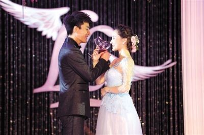 李小璐贾乃亮奉子成婚 — 新京报