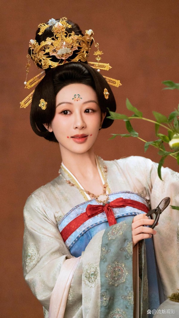 别人影视寒冬，杨紫直接“影视中暑”！三部剧霸屏背后的真相