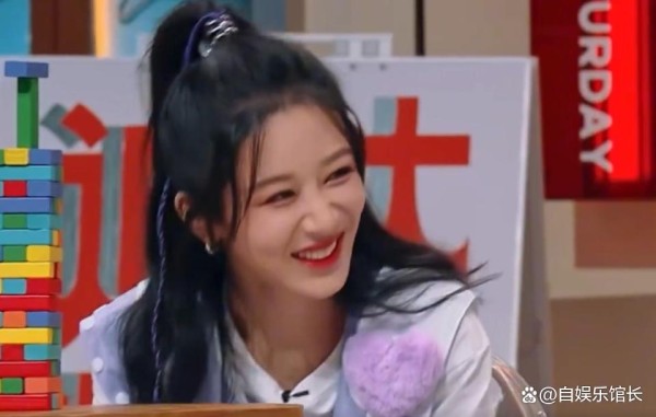 杨紫上《星期六》嘉宾全是男生，谁注意她坐姿？教养刻在骨子里
