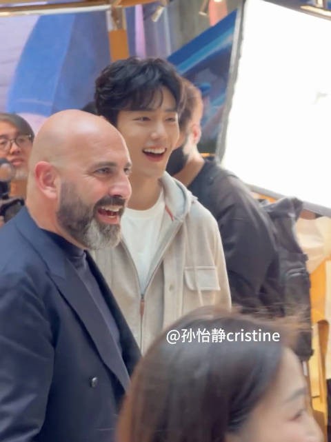 这个肖战明媚成这样跟荼荼打招呼 萌的我好崩溃啊