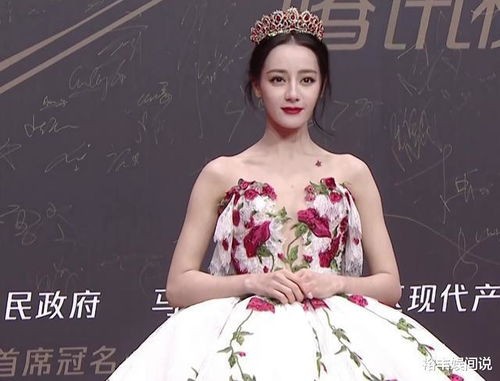 杨紫上身25春夏最新季高定_今日明星｜杨紫身穿25春夏最新季高定