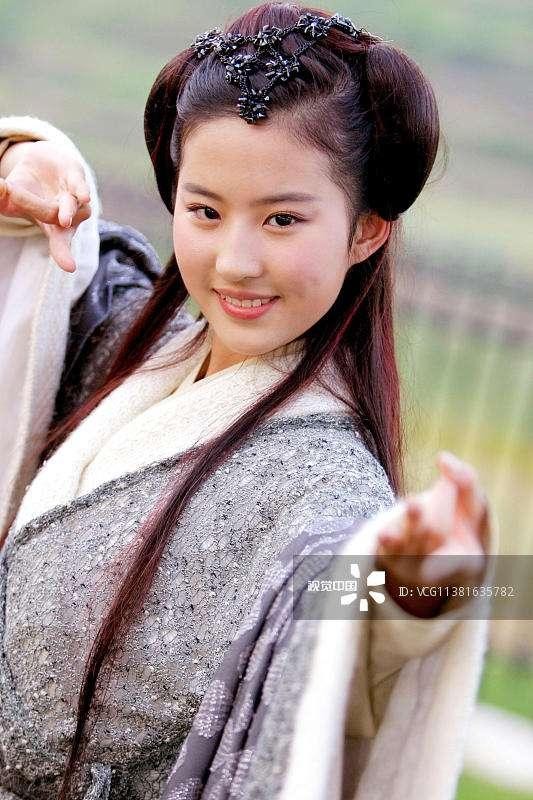 仙剑戏外的赵灵儿，刘亦菲片场鬼马精灵，意外入镜的胡歌成亮点