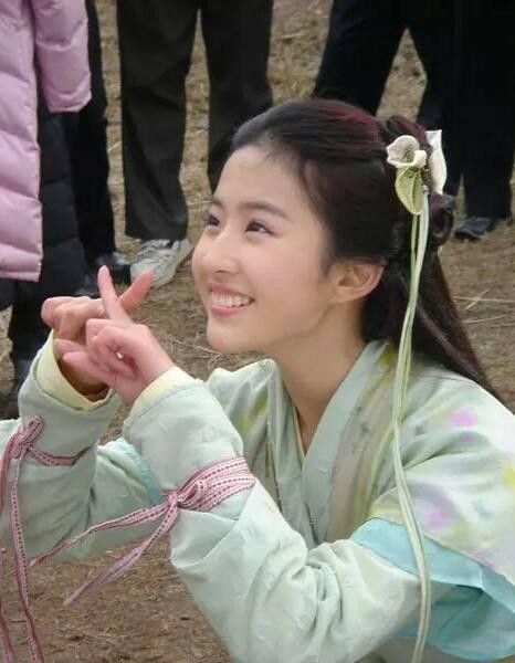 仙剑戏外的赵灵儿,刘亦菲片场鬼马精灵,意外入镜的胡歌成亮点