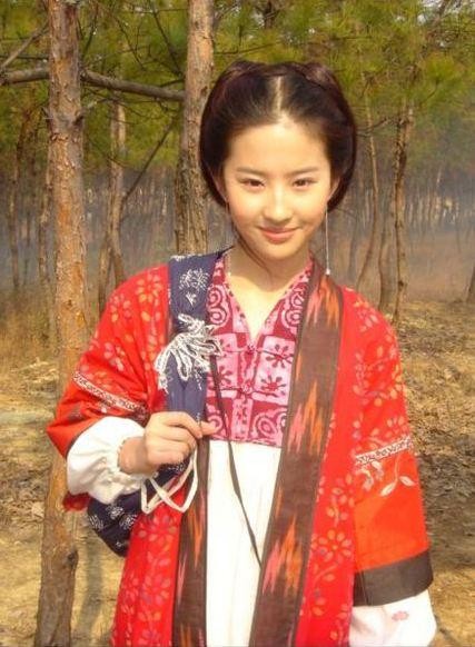 仙剑戏外的赵灵儿，刘亦菲片场鬼马精灵，意外入镜的胡歌成亮点