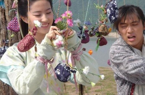 仙剑戏外的赵灵儿，刘亦菲片场鬼马精灵，意外入镜的胡歌成亮点