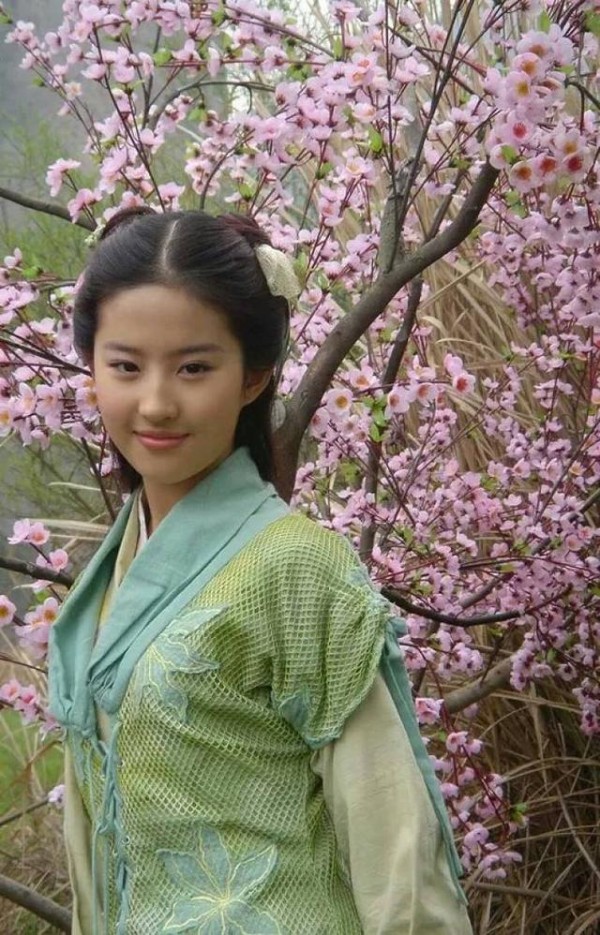 仙剑戏外的赵灵儿，刘亦菲片场鬼马精灵，意外入镜的胡歌成亮点