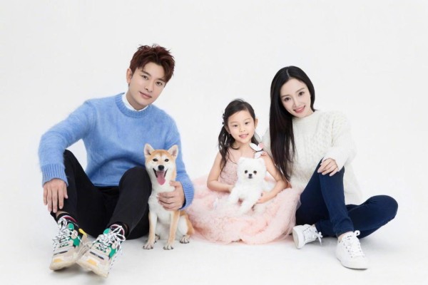 昔日英俊小生，如今化身硬汉型男，贾乃亮的肌肉身材也很不错