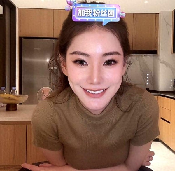 34岁马筱梅豪宅直播,站起瞬间孕肚明显,网友:这状态看起来并非刚怀孕!