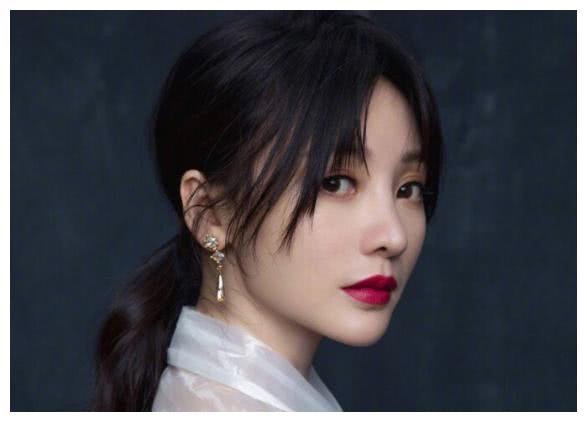 公开承认“整容”的4个女星，郑爽开眼角，而她整了3次成功变美