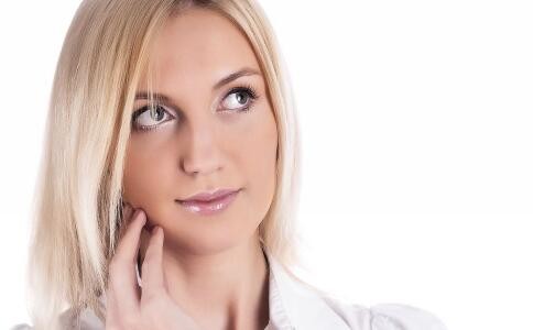 7大女星荒谬美白法 周讯大S不靠谱(6)