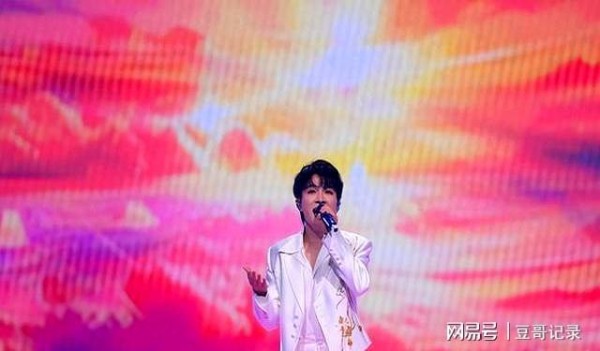 明年大湾区晚会周深恐怕没戏了,原因很简单:没给其他歌手留活路