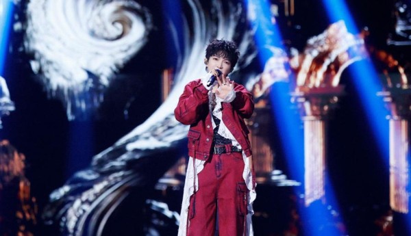 周深三度爆灯惊艳全场!音乐魔法师如何用声音造梦